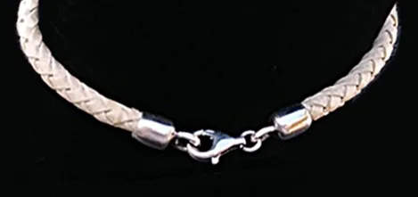 Leather bracelet with alpaca silver horse head.