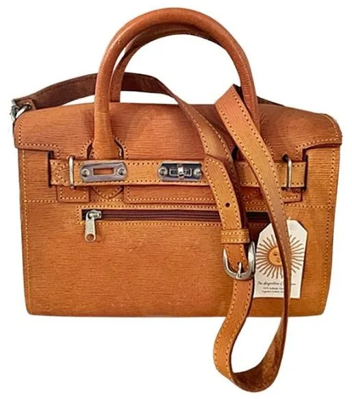 Genuine Argentine leather ladies' shoulder handbag.