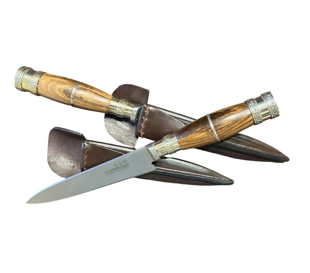 Examples of 2 falcon knives with sheaths.