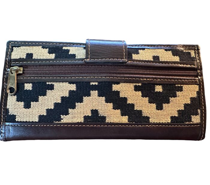 Guarda pompa women's clutch wallet zipper front.