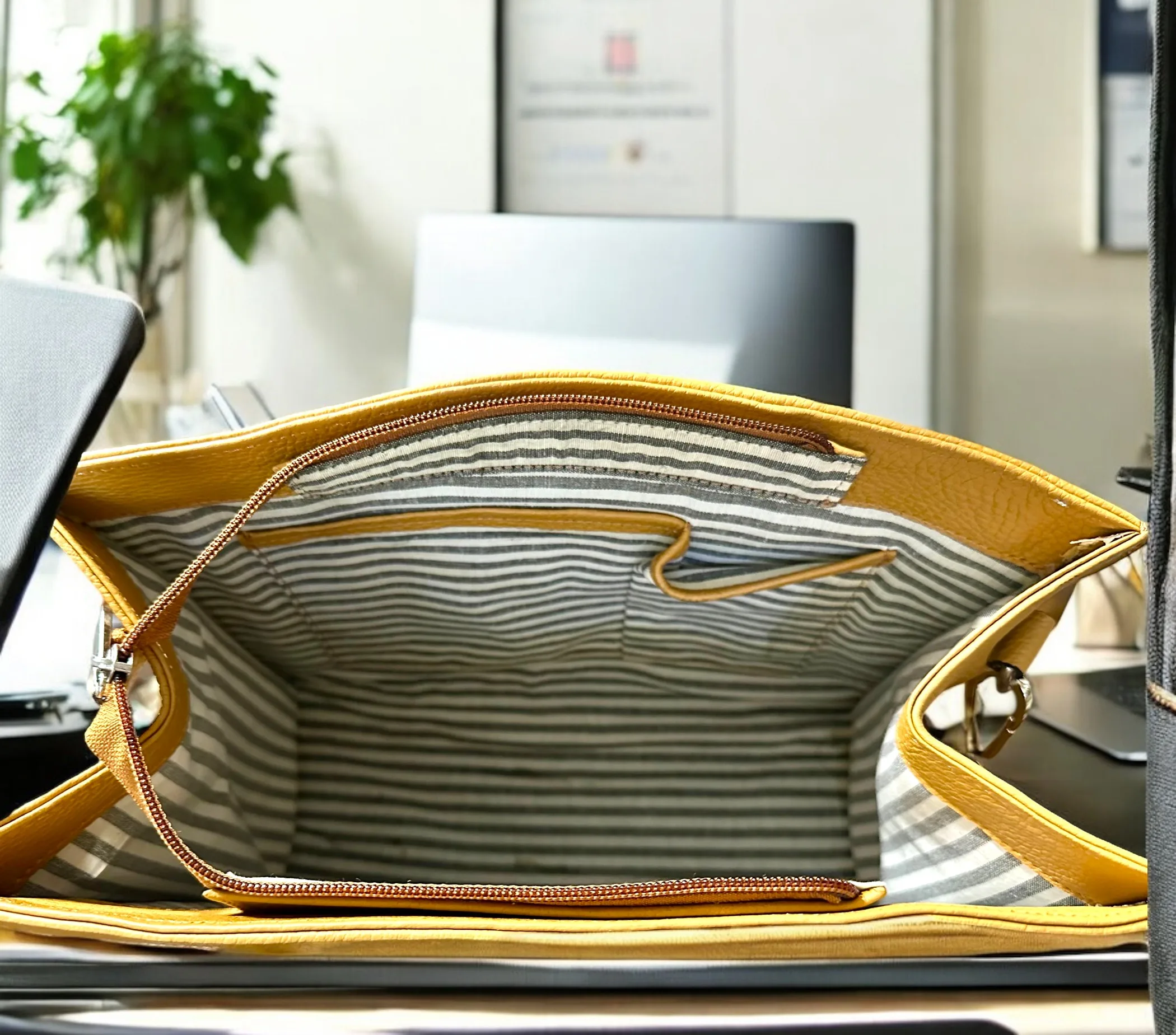 'Big City' Style, Argentine Leather Handbag - Image 9