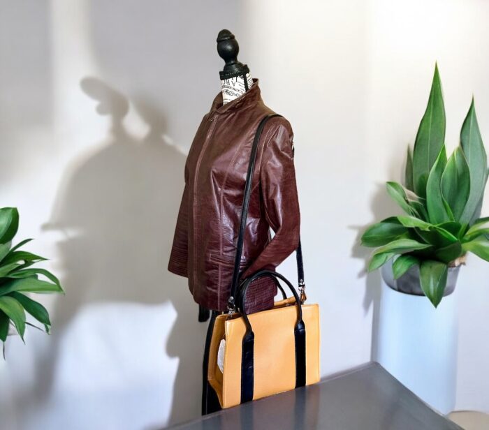 Trendy, With 'Big City' Style! Premium, Handmade, Argentine Leather Cross Body Bag, Shoulder Bag in Yellowish-Mustard, Great Color! - Image 4