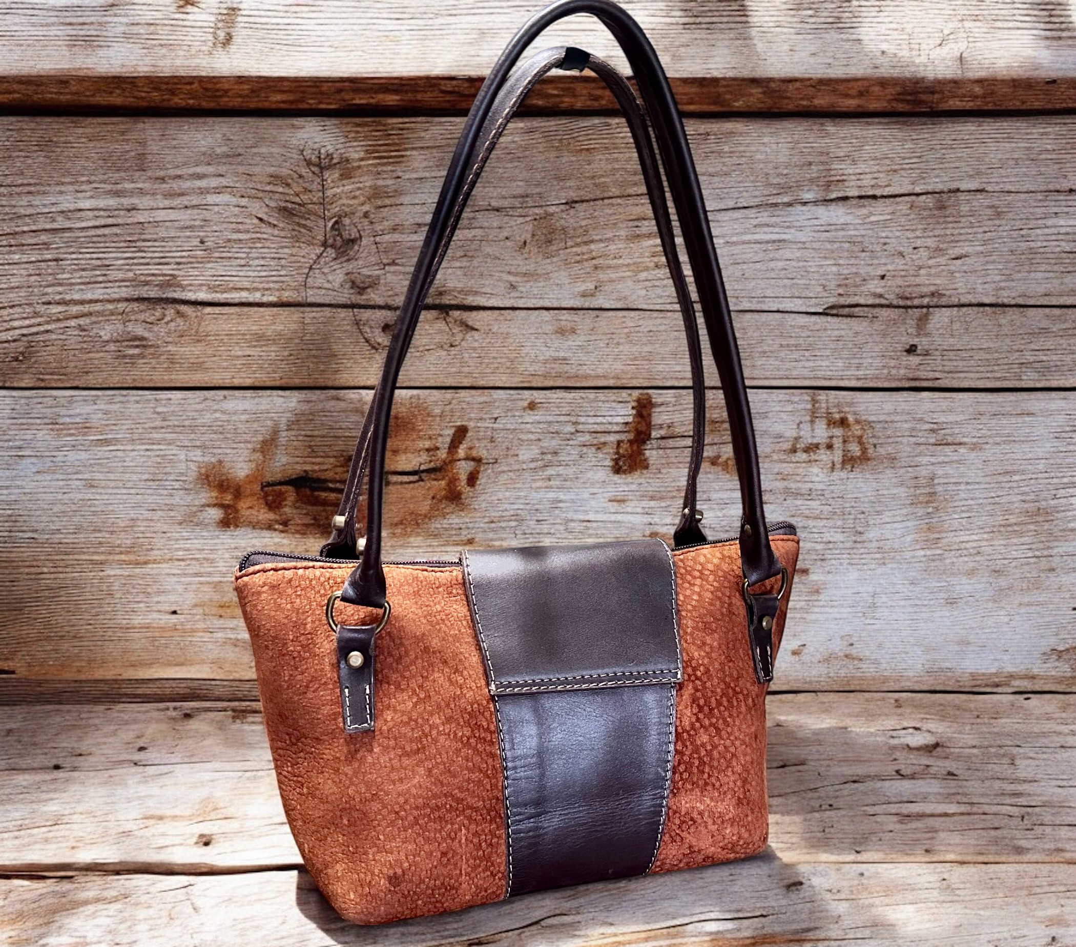 Carpincho Leather Shoulder Bag | Short Handle, Double Zipper & Brass Details