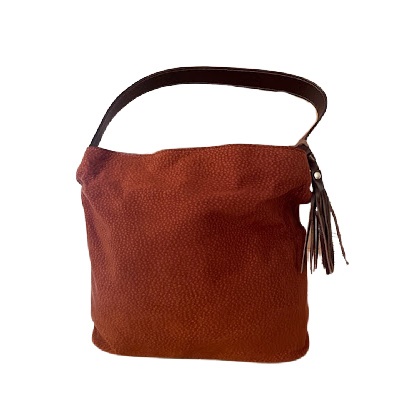 ront view of the capybara shoulder bag with wide cowhide strap and large front zip pocket