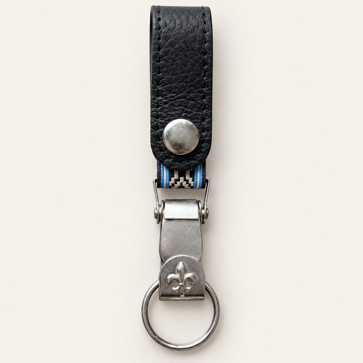 Black leather belt clip keychain with fleur-de-lis motif and Guarda Pampa band edged in sky blue and white.