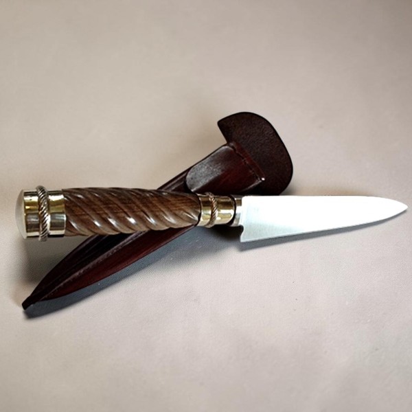 Twisted hardwood gaucho knife