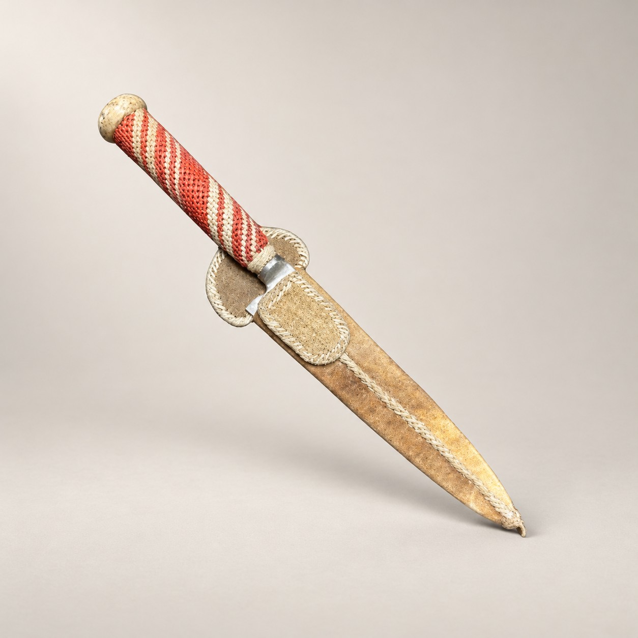 Argentine gaucho knife with a coral rawhide handle, natural stripes and handmade leather sheath, 20 cm blade.