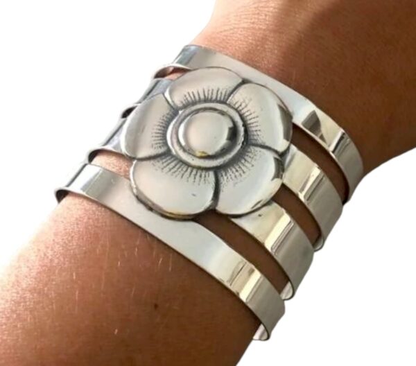 Elegant Alpaca Silver Bracelet with Flower Design - AU-F4/11