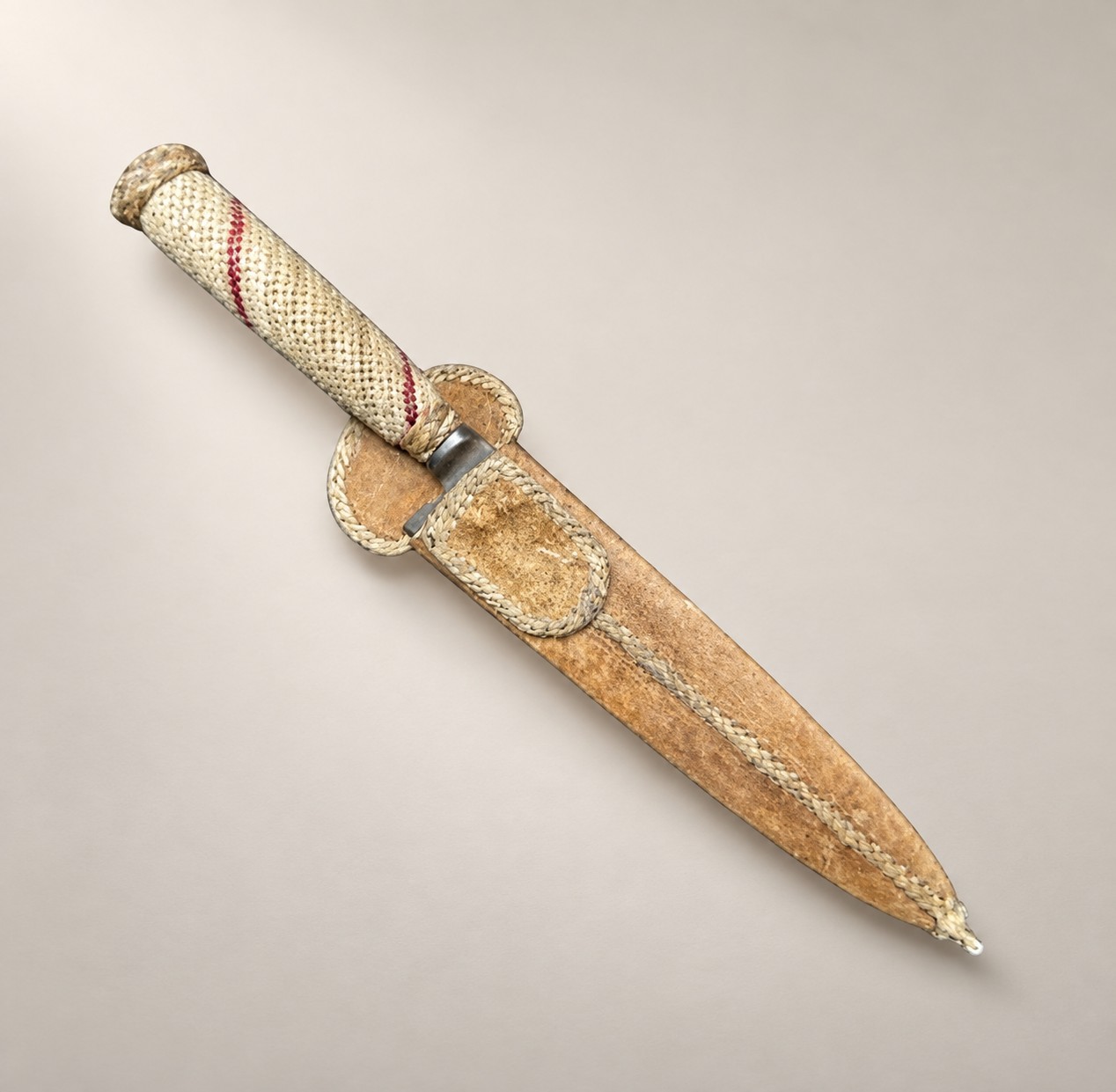 Argentine gaucho knife with a natural rawhide handle, burgundy accent and handmade leather sheath, 20 cm blade.