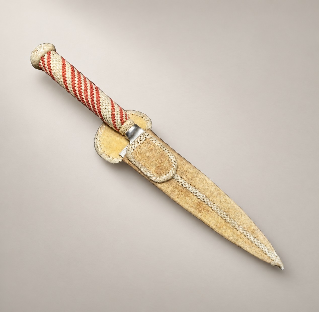 Argentine gaucho knife with a natural rawhide handle, coral stripes and handmade leather sheath, 20 cm blade.