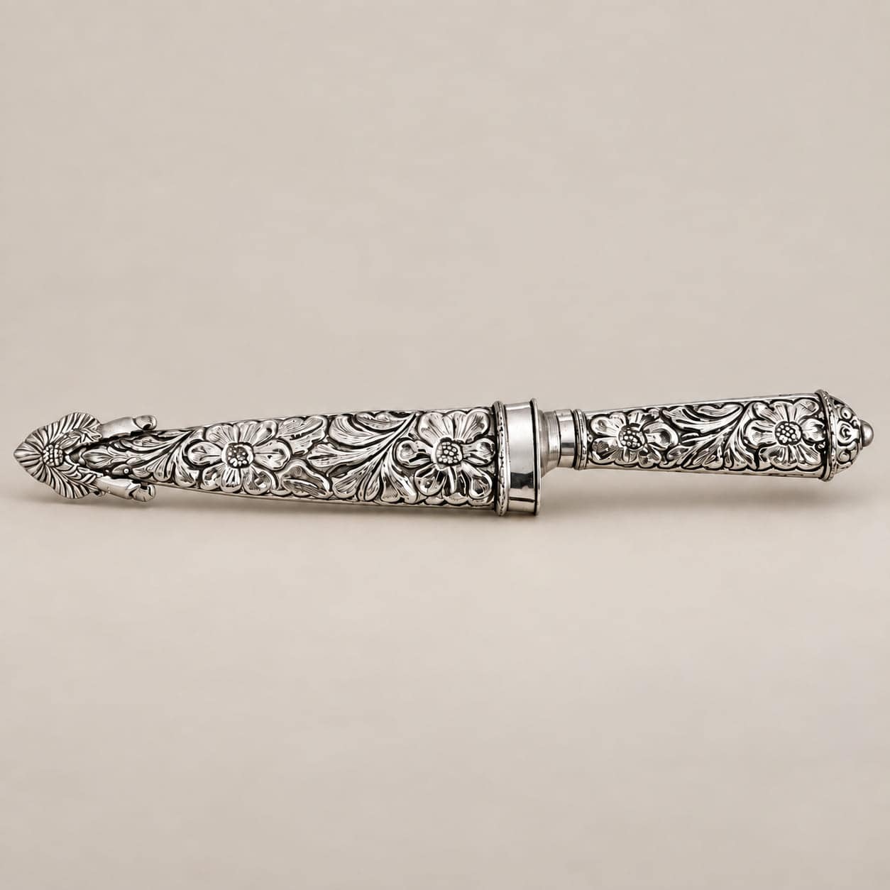 Argentine knife in an engraved alpaca sheath, with matching floral decoration on the handle.
