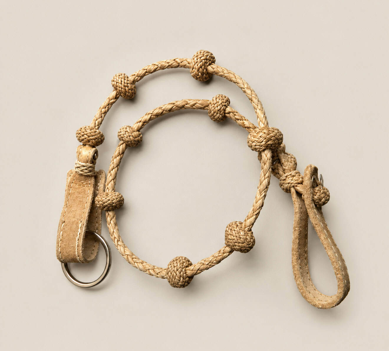 Handmade Argentine rawhide cattle counter keychain featuring traditional gaucho braiding, livestock counting knots, and genuine rawhide leather craftsmanship.