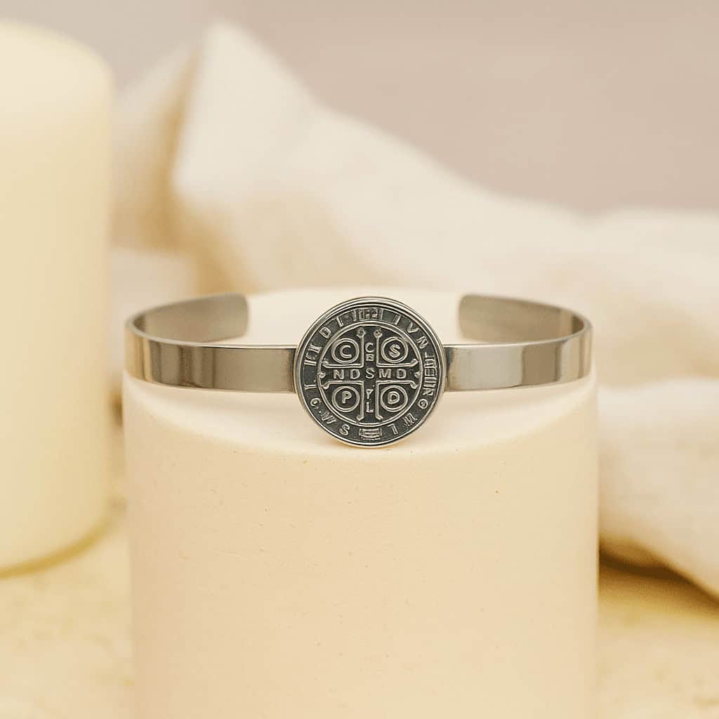 Saint Benedict Bracelet in alpaca with silver plating presented in jewelry box.