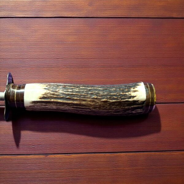 Handcrafted Argentine chaira with natural staghorn handle.